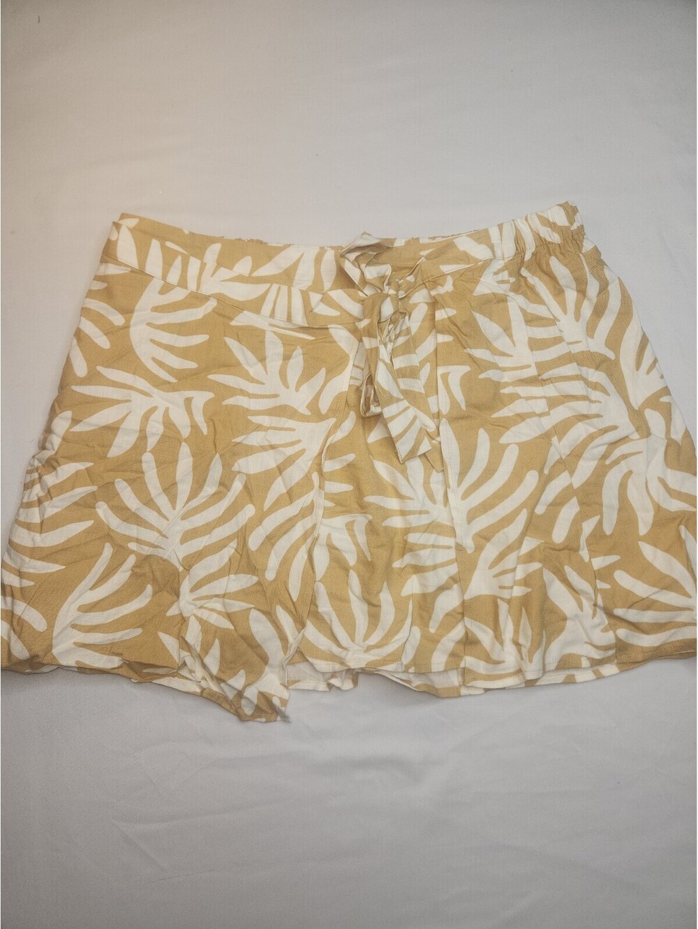 Beige and white leaf print shorts